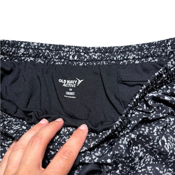 Women’s XS old navy lined running shorts in excellent like-new condition - Picture 2 of 4